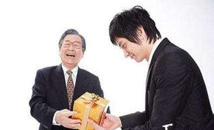 上市公司|员工想升职加薪,私下给领导送礼,结果领导的一番话让他无地自容