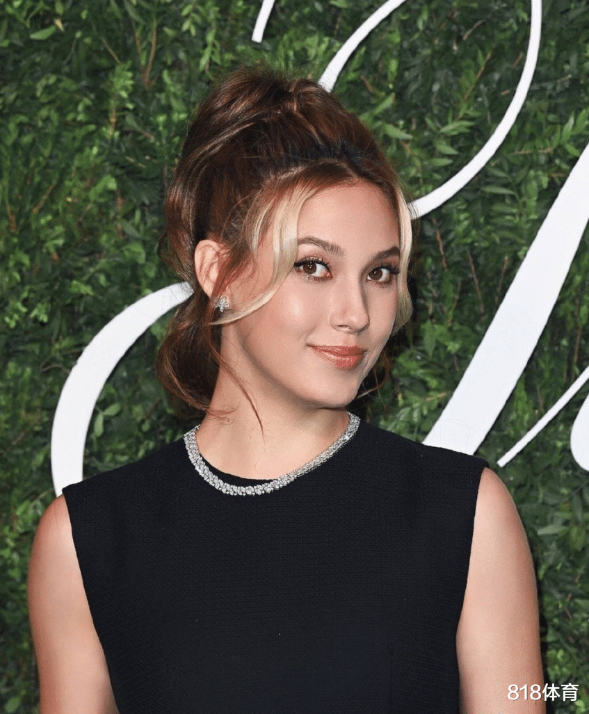 诺丁山|接地气! 谷爱凌逛伦敦诺丁山二手市集, 淘到好看衣服塞进蓝色塑料袋