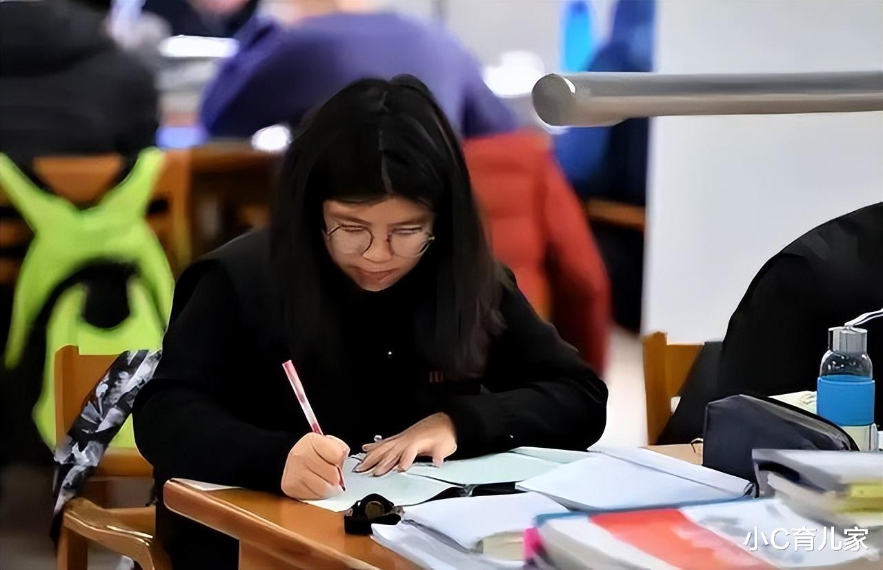 90后|网友晒私企工作照,完美诠释00后与90后的区别,80后看完沉默了