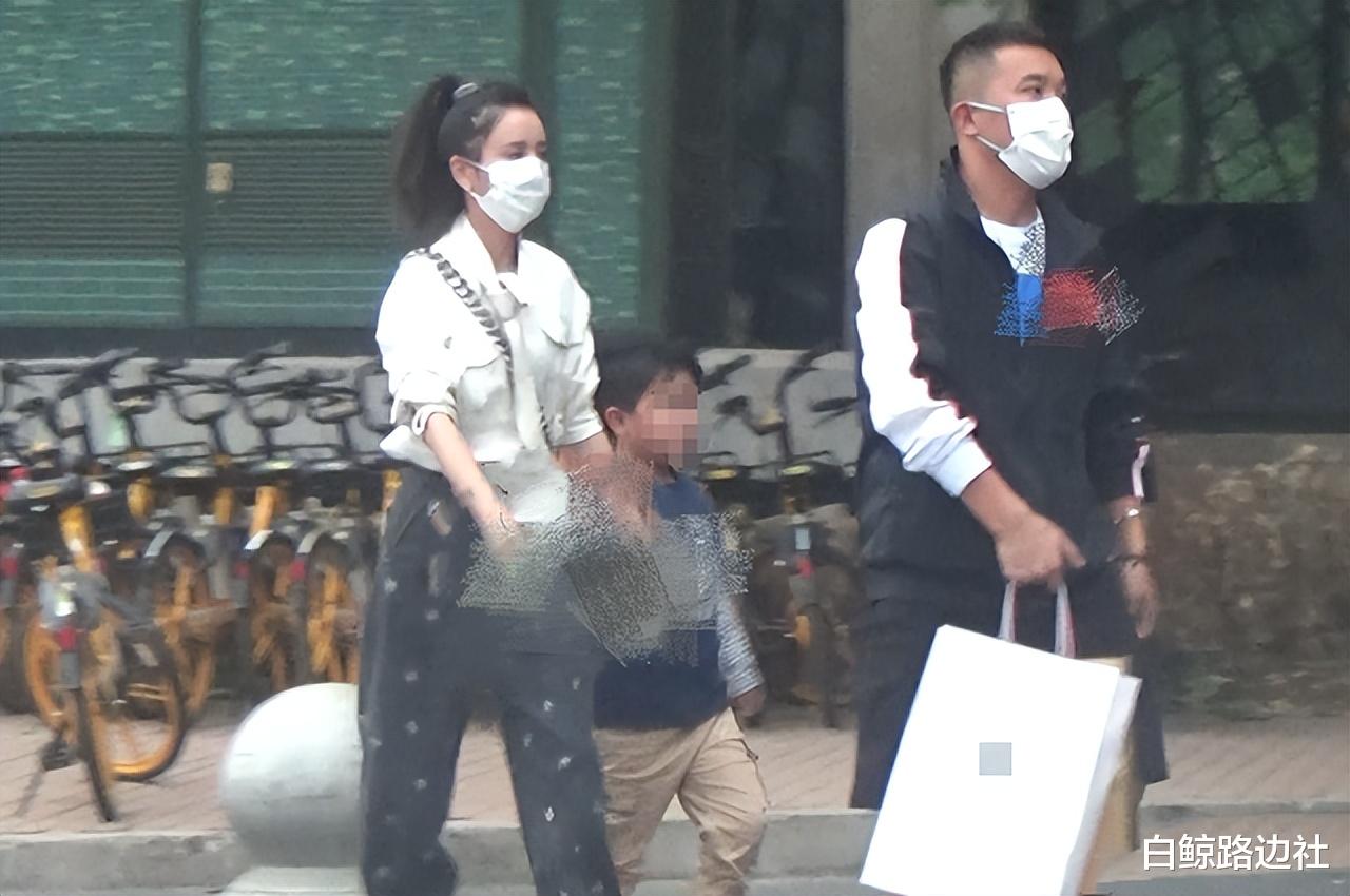 佟丽娅|佟丽娅带儿子和董璇聚餐!6岁朵朵好壮实,和高云翔女儿玩得开心