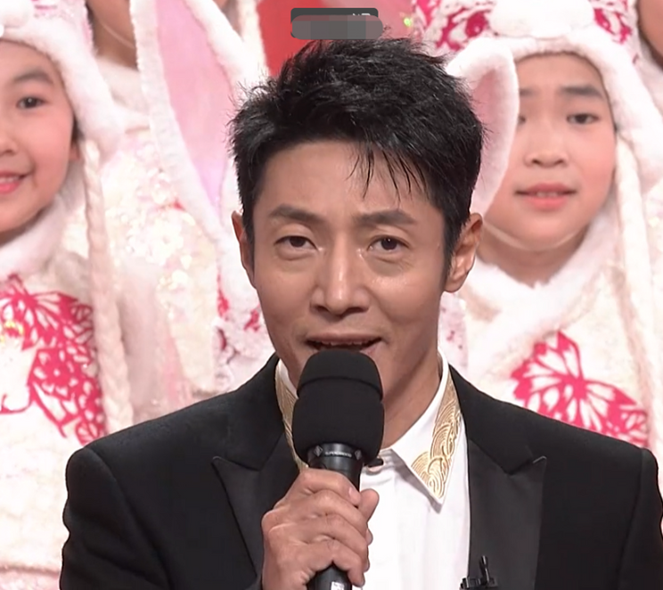 撒贝宁|撒贝宁连续闹了三年春晚!每一次都差点搞砸,即兴发挥让导演头疼!