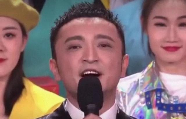 央视春晚|央视春晚5位主持人妆容精致,却被站在他们背后的跳舞美女抢了镜