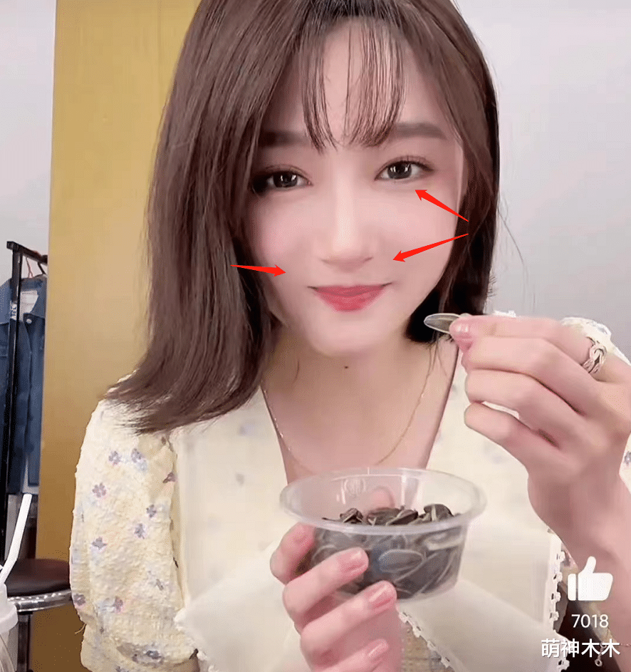 关晓彤|关晓彤最新采访引热议，状态差左右脸不对称，被指越来越像贾玲