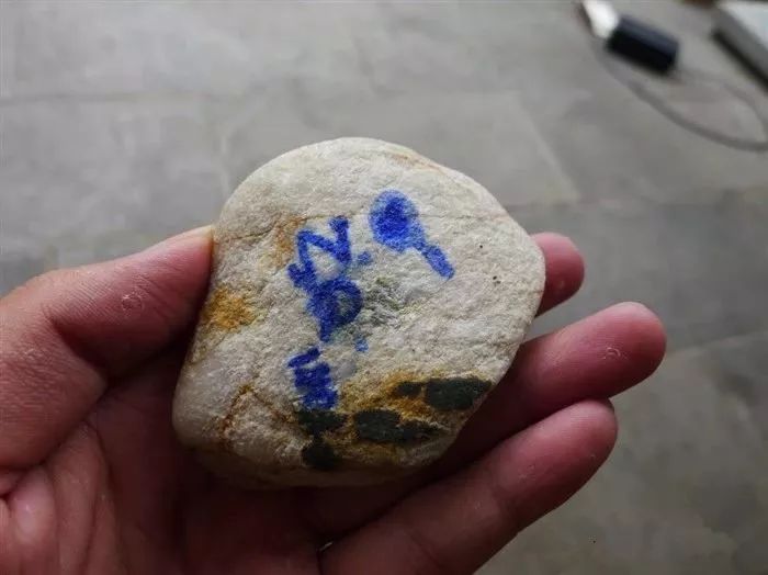 翡翠|捡漏价拿下裂纹缠身的翡翠小原石，竟还取出一颗冰润紫罗兰白菜？！