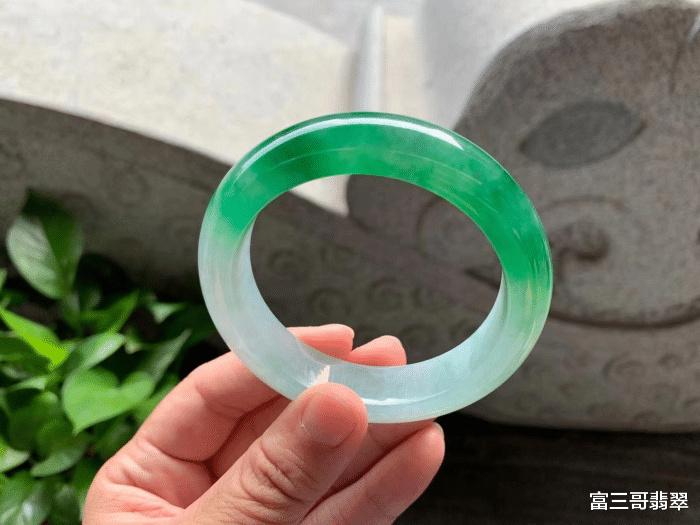 翡翠手镯|带色种水镯太贵？不妨了解下半山半水翡翠手镯，能省不少钱