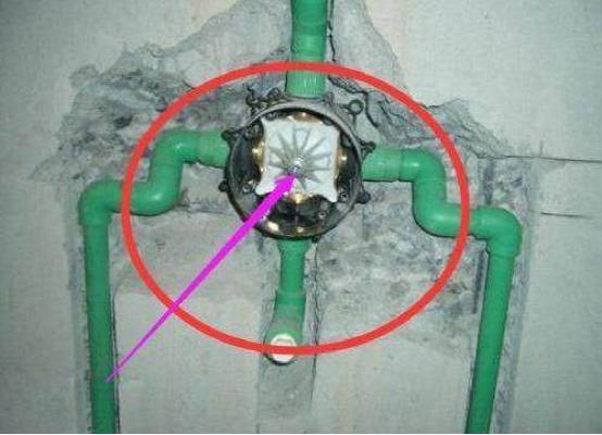 一旦工人这样装水管，马上喊停重装，否则一分钱都别给