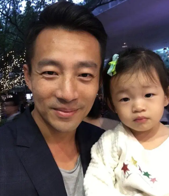 大S|忠心护主8年不回家!大S家保姆的底细被网友扒出,工资并不算高