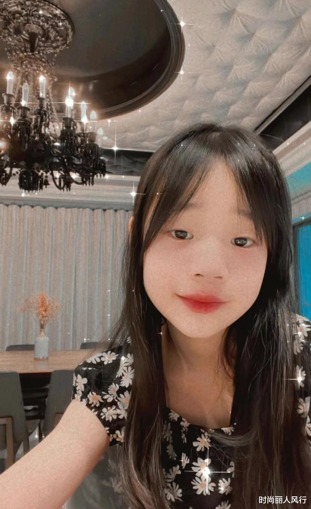 新木乃伊|小s太骄傲了!三女儿颜值终于逆袭,近照曝光穿印花裙气质变优雅