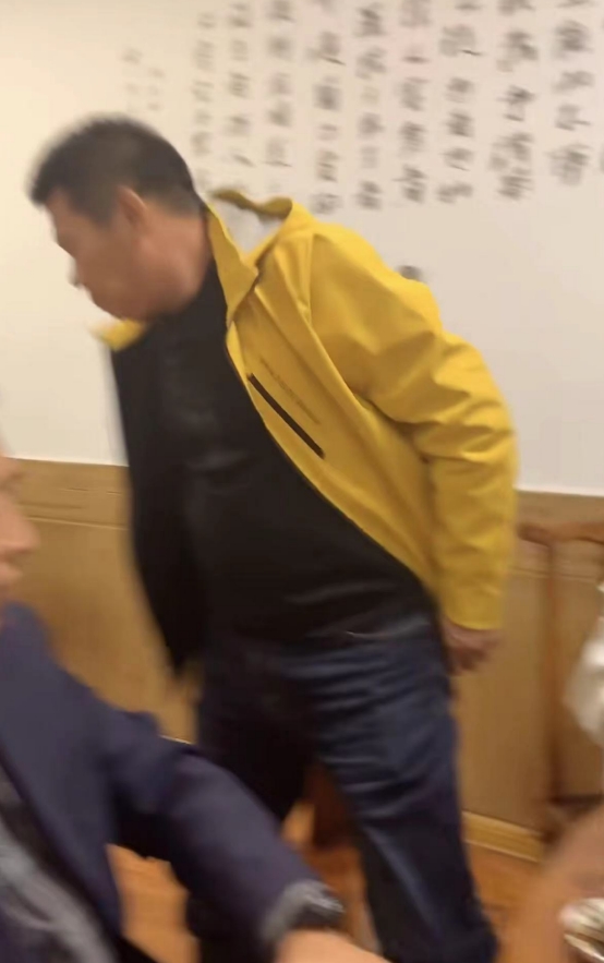 老明星|61岁老戏骨酒桌失态!对同桌女士言语粗鄙,怒摔酒杯起身离席