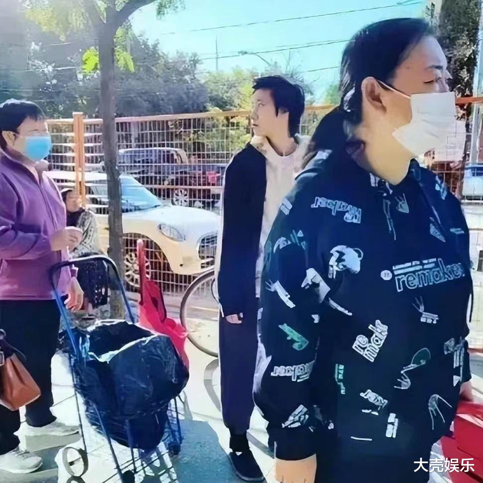 吴卓林|吴卓林领免费救济食物被拍，网友直呼太可怜，纷纷指责成龙太绝情