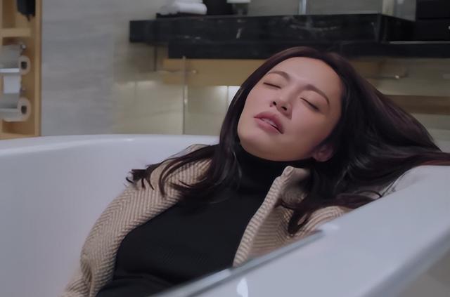 苏明玉|三看《都挺好》：才顿悟苏明玉喝醉后，喜欢睡在浴缸里的真实原因