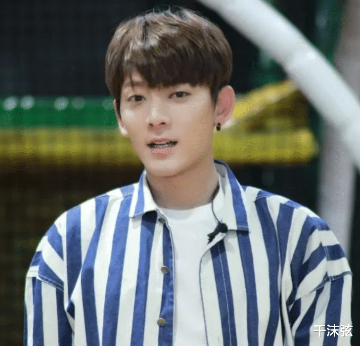 陈翔|陈翔逛街被偶遇!与女粉丝合照站台阶“增高”,被侃大腿又粗又短