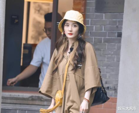 花少4|曝《花少4》路透，杨幂私服被要同款，丁程鑫打扮休闲拖行李箱