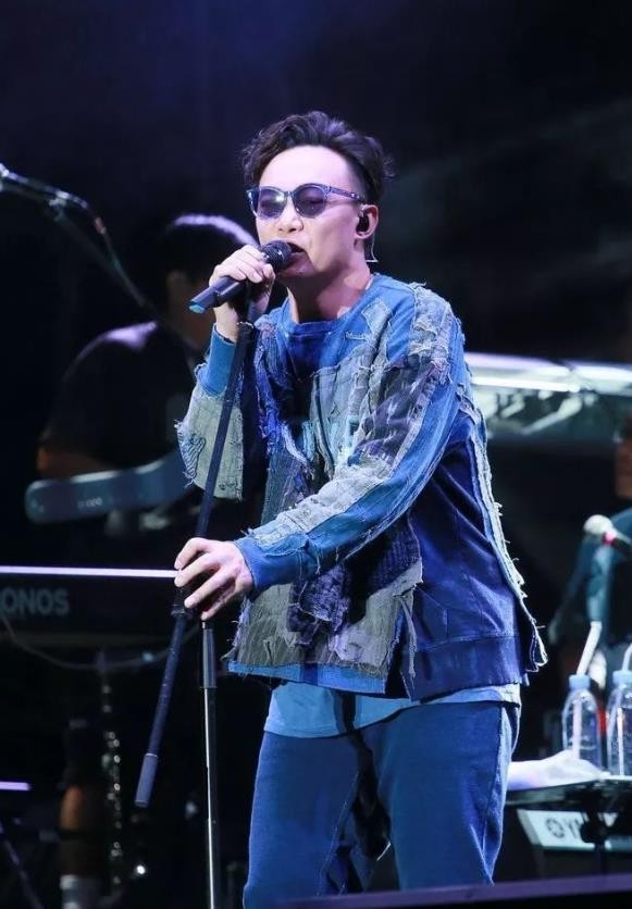 张国荣|\艺人榜样\张国荣：劝陈奕迅戒烟成就歌神，为古天乐正名献身公益