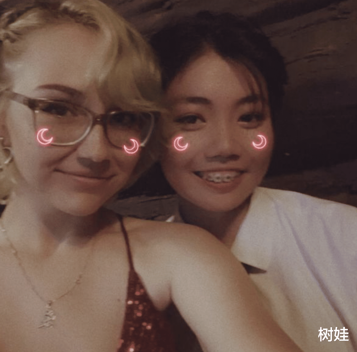 杨婉仪|港姐杨婉仪为女儿庆生，17岁女儿晒与女友合照，恋情已获家人认可