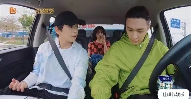 张艺兴|张艺兴当代驾，一群东山羊抢道。看张艺兴和彭彭如何“神仙”搭话