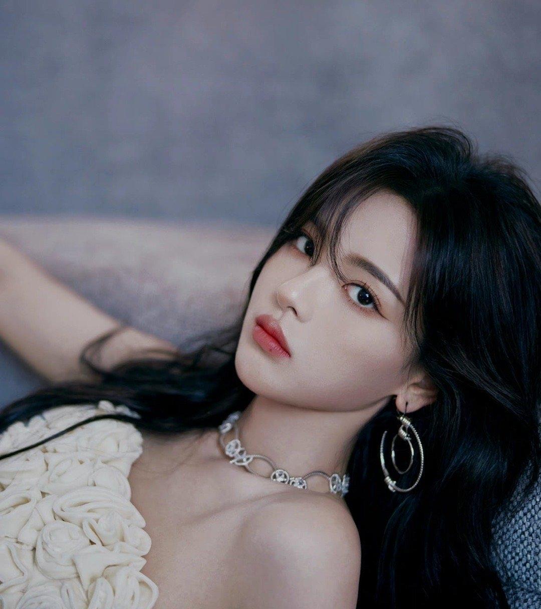 王宝强|来拍美照的杨超越,身上穿的还是抹胸裹身短裙,坐在地上合适吗?