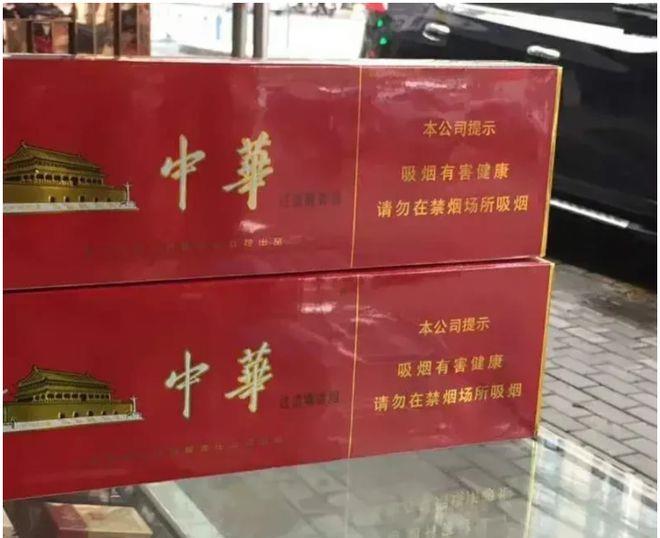 广州,男子在KTV和朋友买醉,想要买两盒华子香烟,又觉得KTV太贵