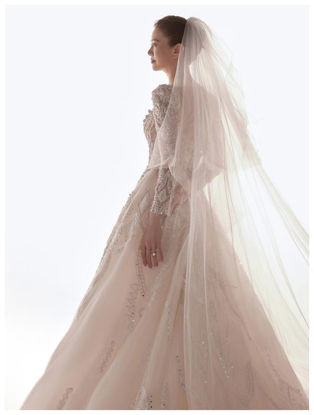 袁咏仪|张智霖袁咏仪时隔7年再拍婚纱照,靓靓戴鸽子蛋大钻戒呈现望夫眼