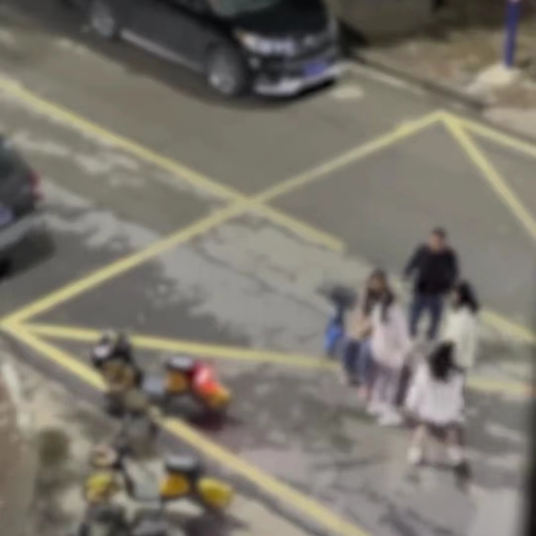 湖北,咸宁。深夜一女子拉着一小女孩不停盘问,小女孩顶了句嘴,没想到女子对着女孩的脸就是几下