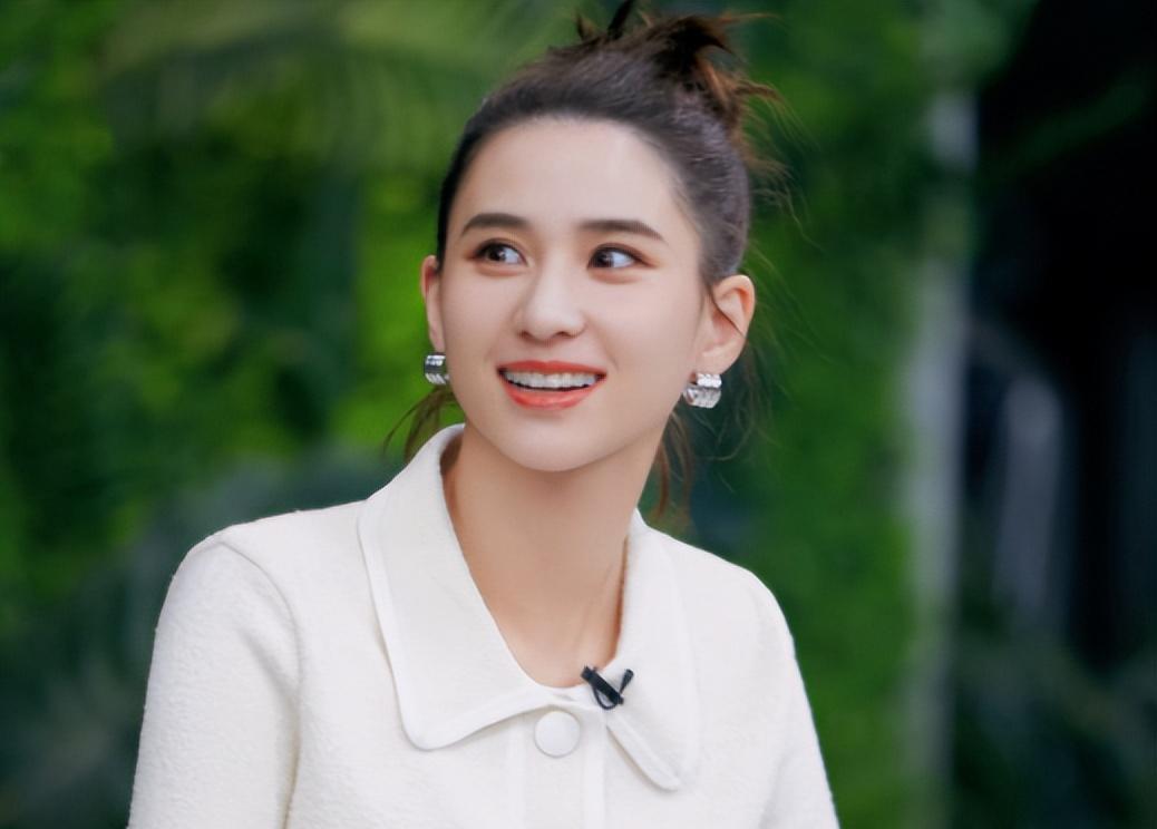 何超莲|未婚先孕？何超莲高调晒孕妇妊娠油，疑怀孕4个月，窦骁小心照顾