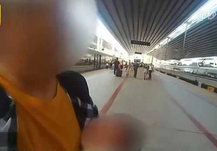 火车上两女子抱着婴儿形迹可疑,乘警心细询问发现是拐卖儿童!