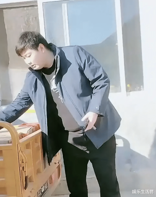 陈萌|不图钱？陈萌不开豪车坐三轮，细心帮小伟倒车，手上万元包露野心