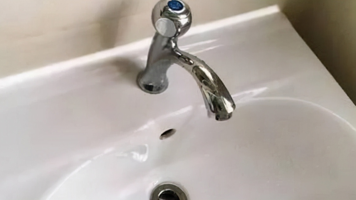 保洁老阿姨告诉你:这样处理玻璃胶发霉发黑,几分钟后干净如新