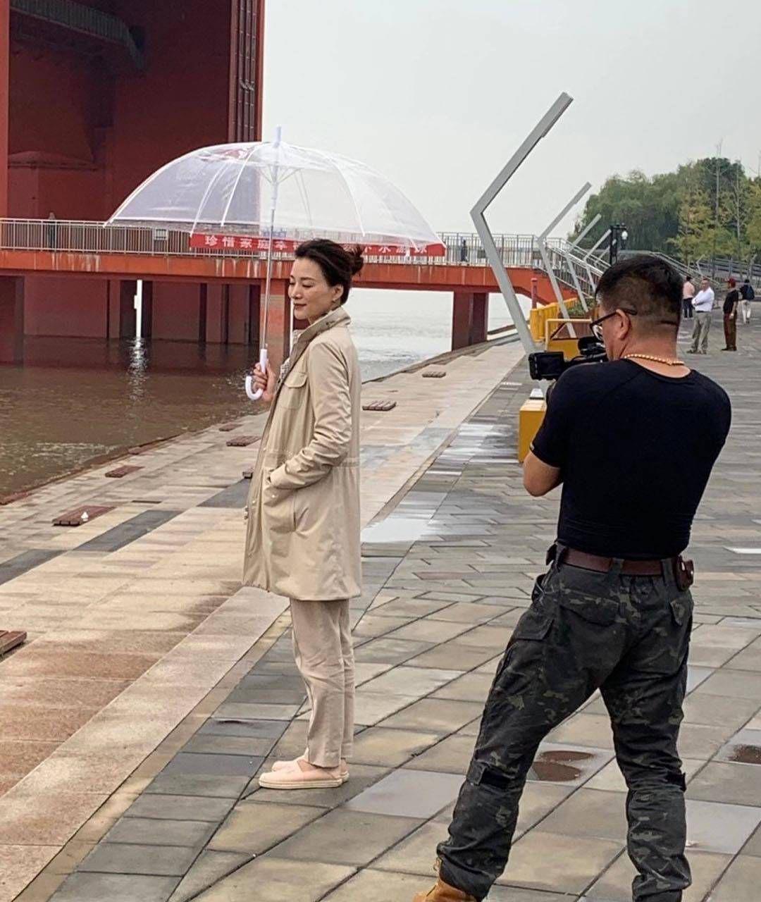 董卿|董卿素颜暴瘦尖下巴抢镜,空姐晒合影颜值碾压她,但气质不可比