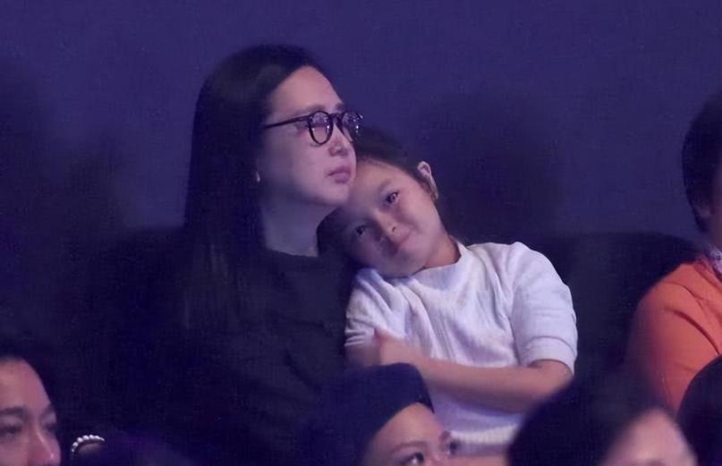 刘德华|刘德华朱丽倩现身女儿学校！情侣装很般配，女方拎6万包包显贵气