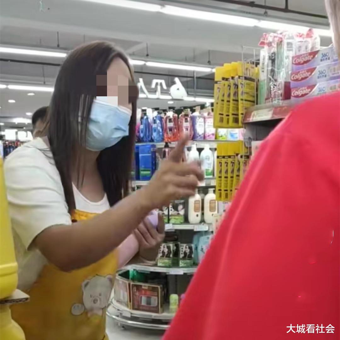 不买就骂人?广东一女子到超市购物时,不听导购的推销吵起来了