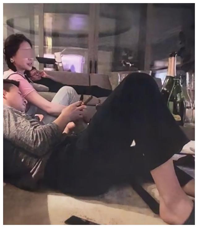 大S甜蜜秀恩爱，汪小菲含泪想女儿，大家都有光明的未来