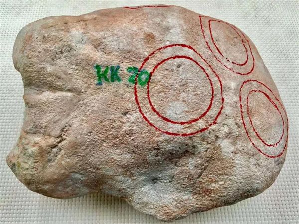 博沃|20000拿下14公斤红皮壳翡翠原石，一刀竟切出几条百万手镯！