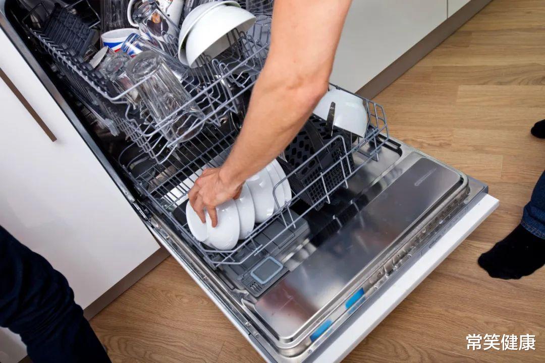 洗碗机|一种让细菌超标70倍的洗碗方法，你家可能每天都在做！