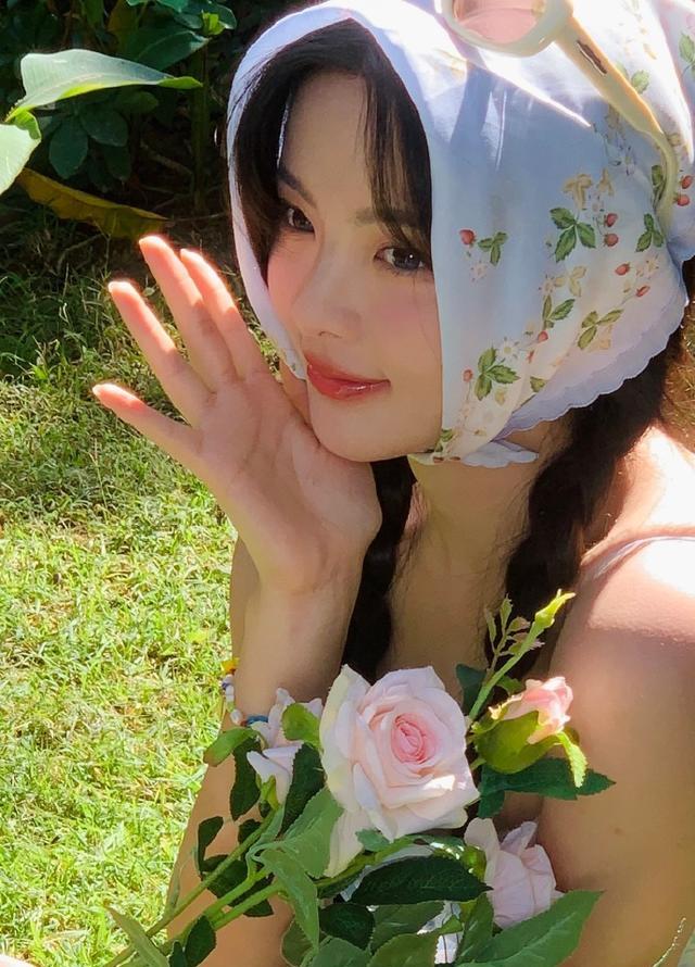 发型 杨超越碎花短裙大秀香肩美腿！雪肤玉貌性感魅力猛增