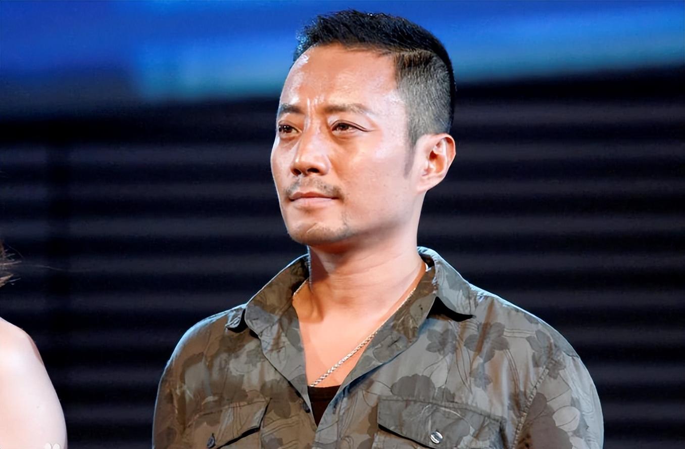 冯小刚|冯小刚否认移民美国，只是送女儿读书，在国内有事业不会移民！