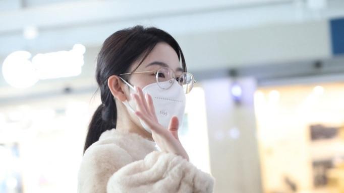 资生堂 28岁陈瑶穿白色毛绒大衣走机场，扎低马尾发型，温柔又恬静！