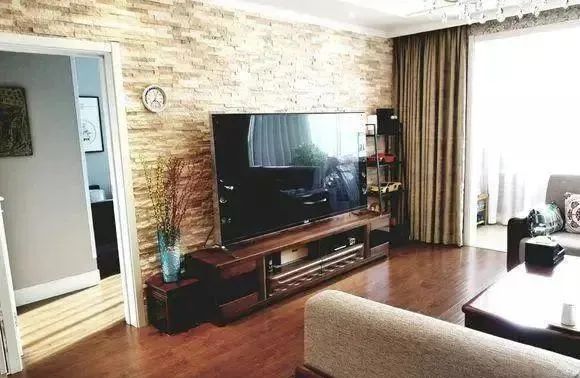 朋友130平新房,一进门客厅把人迷住了,木质沙发墙太个性有品位