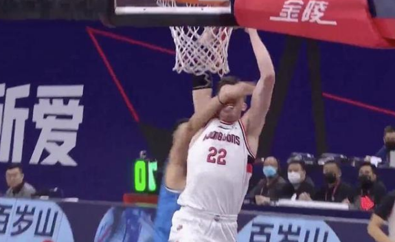 德约科维奇|还好有4名队友拉着！首钢男篮爆发冲突，严重误判惹怒球迷