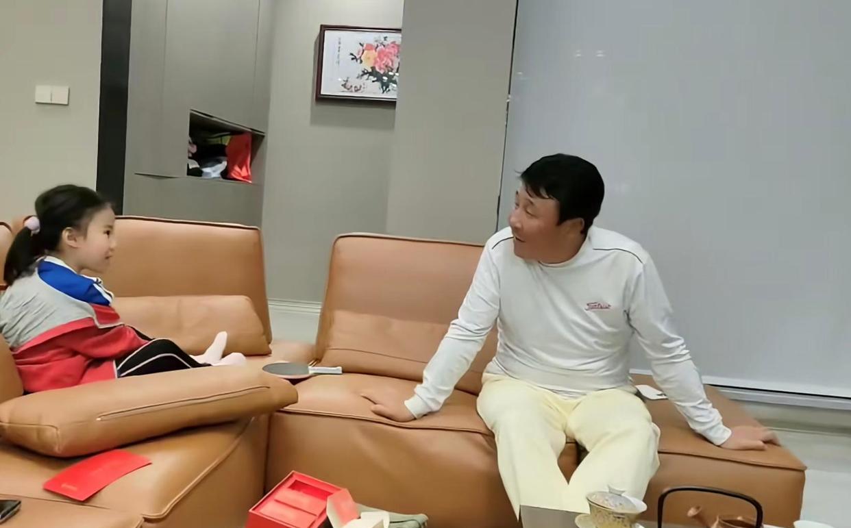 郭斌|王楠带孩子去购物，郭斌吐槽娘仨乱花钱，网友见状直呼代入感太强