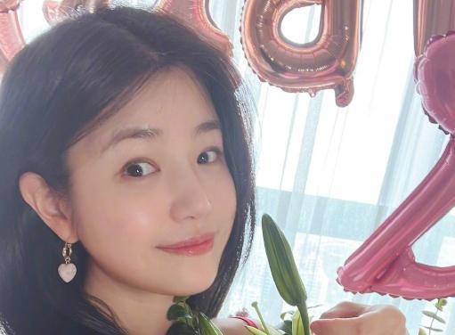 陈妍希|39岁陈妍希晒美照宣布复工,肤白貌美似少女,谁还敢说配不上陈晓