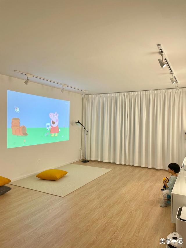 坚持断舍离的二胎妈妈,不买沙发茶几,将96㎡小家装修得“空无一物”,太漂亮了