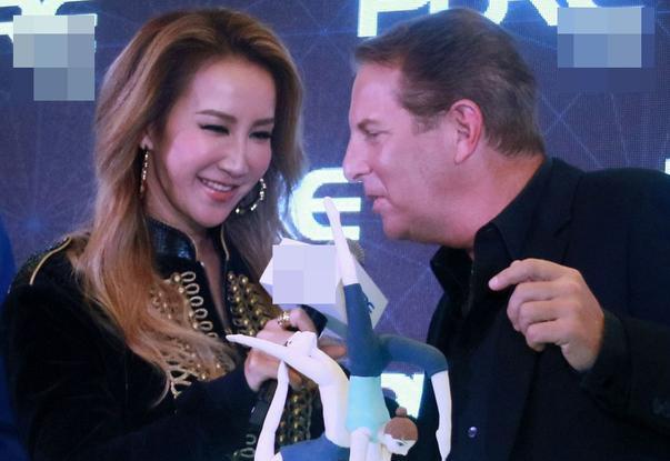 赵本山|春晚献唱《点亮梦》的李玟：嫁给富商乐裕民，甘做两个女儿的后妈