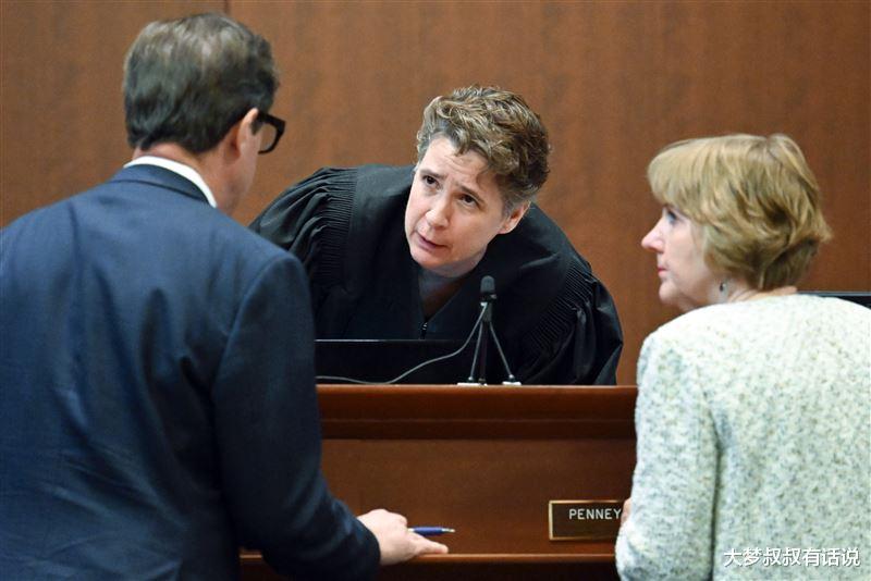 强尼·戴普|女法官警告强尼戴普!网友暗笑:赢定了,安柏赫德当场垮下脸