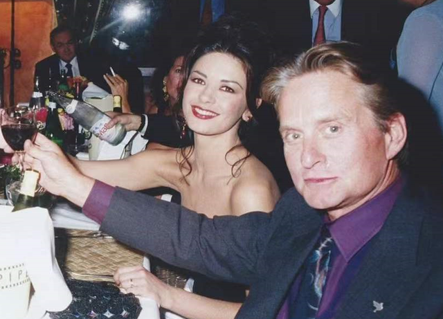 凯瑟琳|好莱坞女神泽塔·琼斯嫁年长25岁老渣男被劈腿N次却隐忍22年