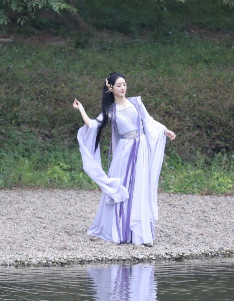 赵丽颖|赵丽颖与凤行紫衣长裙打水漂路透,服装被说和杨幂狐妖有点像?