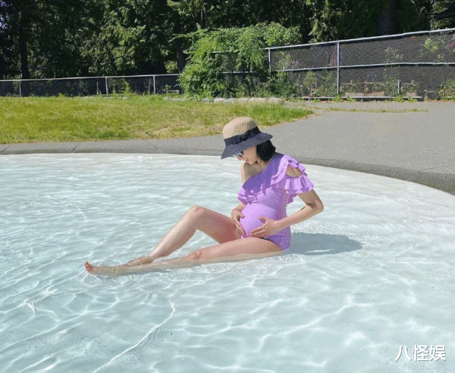 钟嘉欣|钟嘉欣陪儿女游泳，怀孕6个月四肢依旧纤细，买平价衣服好接地气