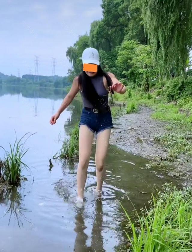 女子和相亲对象在河边约会,她丝毫不顾形象,脱掉鞋子去抓小龙虾