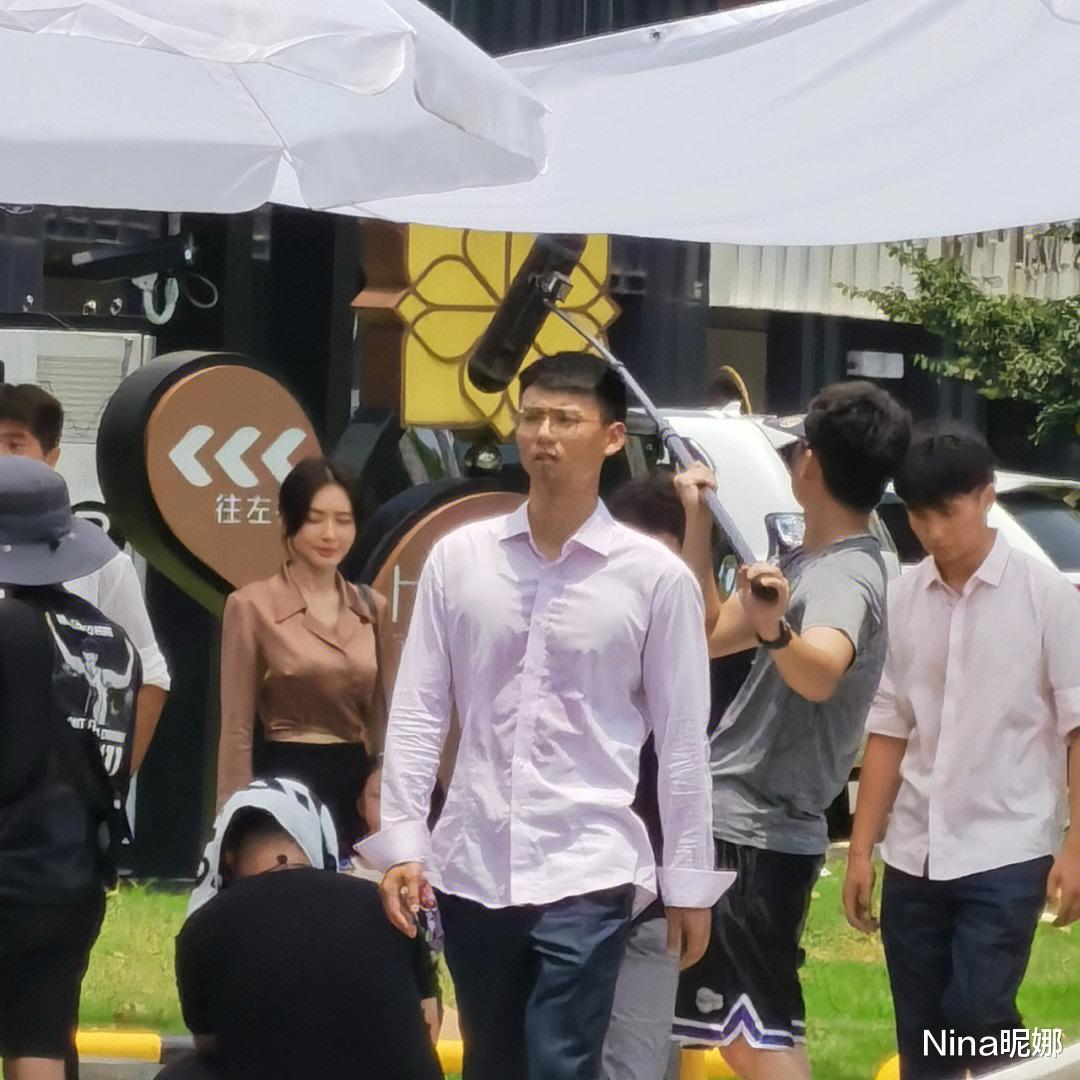 秦岚|秦岚拍戏现场,穿高腰裤1米7大长腿实力抢镜,助理跟随超有明星范