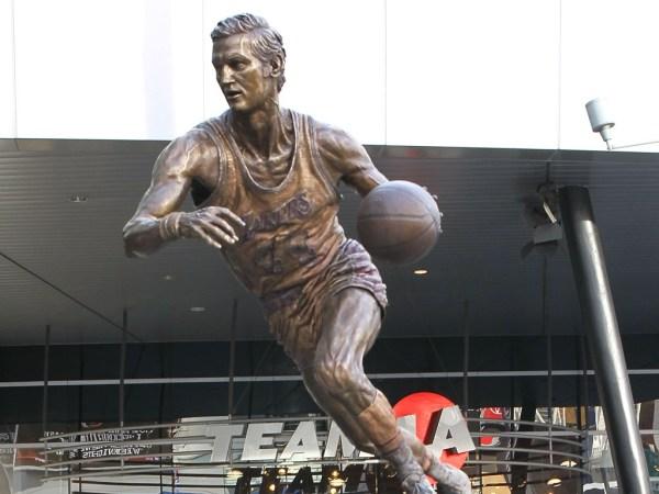 湖人队|下一个是谁？NBA十大有雕像巨星：大梦用球衣代替，大帅有两尊